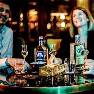 🍾 Oslávte Silvester s eleganciou a príbehom✨ a namiesto bežných drinkov siahnite tento rok po zrejúcich ovocných...